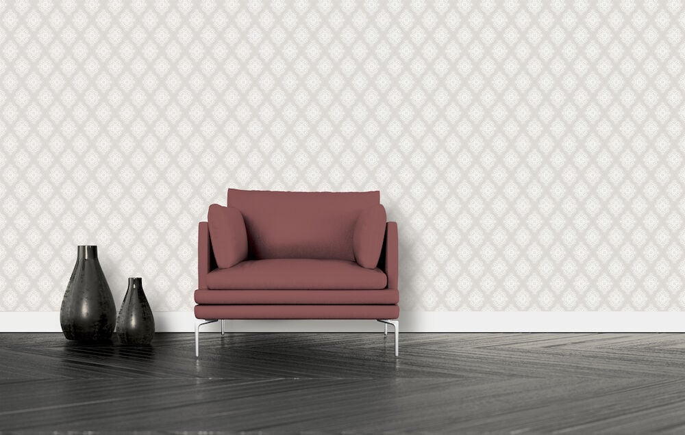 Harmaa kuvioitu tapetti vaaleanpunaisen nojatuolin ja maljakoiden takana.