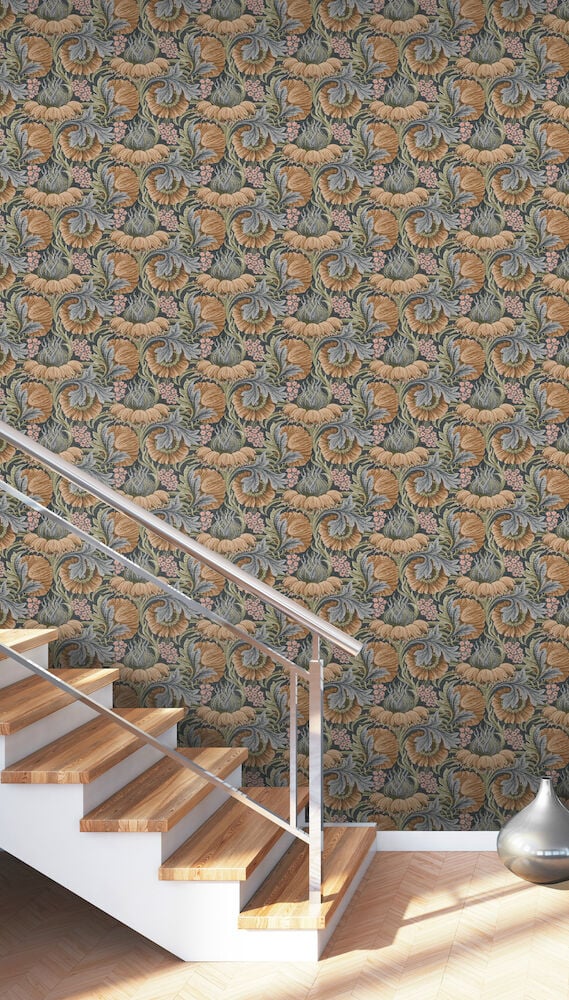 Orange blomsterranka tapet vid trappa och räcke.