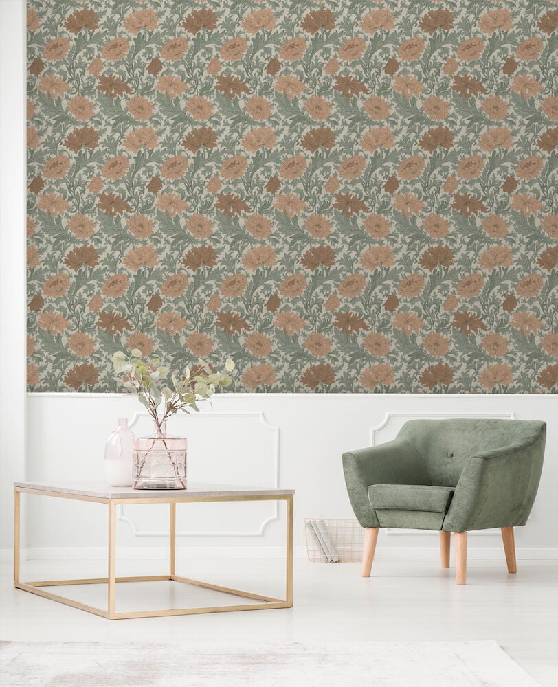 Tapet med rostmönster bakom grön fåtölj.