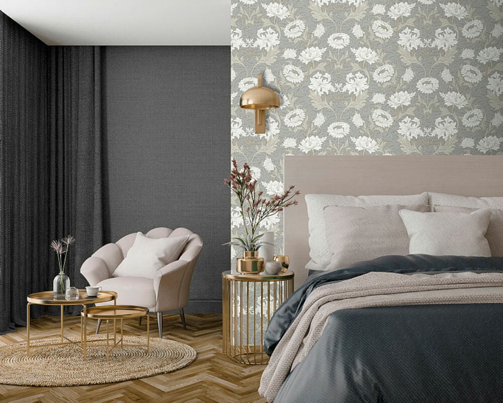 Sovrum med grå blommig tapet och moderna möbler.