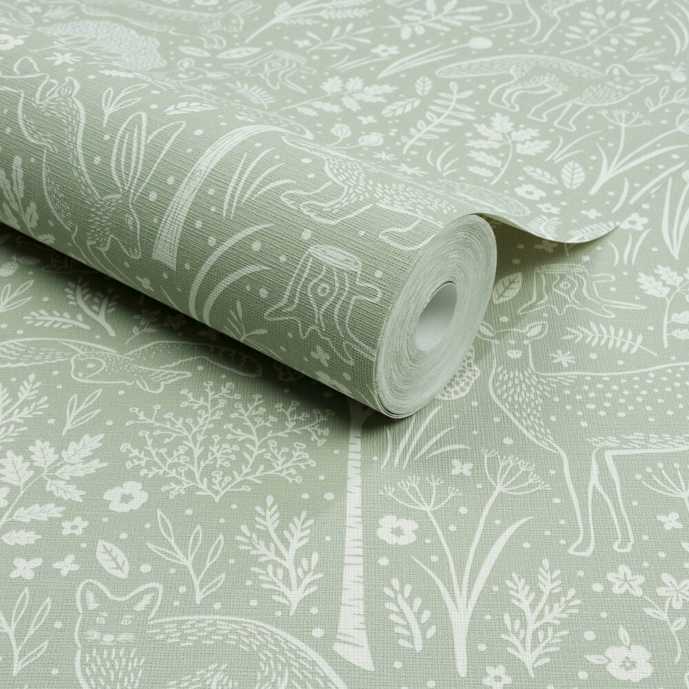 Auki rullattu Tapetti Boutique 10x0,53 m Woodland Animals Green, näyttää valkoista metsäeläin- ja kasvi kuviota.