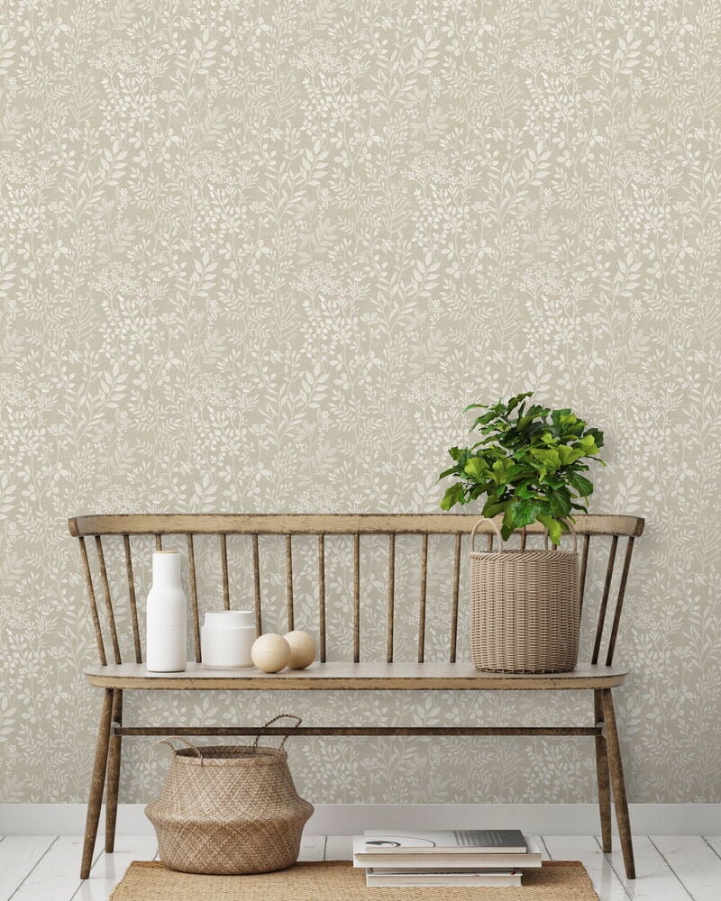 Tapetti Boutique 10x0,53 m Stitched Organic Beige, beige tapetti hienovaraisella valkoisella orgaanisella lehtikuviolla.