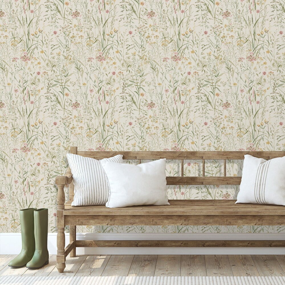 Tapetti Boutique 10x0,53 m Free Flower Cream kukka- ja ruohokuviolla, puupenkillä ja oliivinvihreillä kumisaappailla.