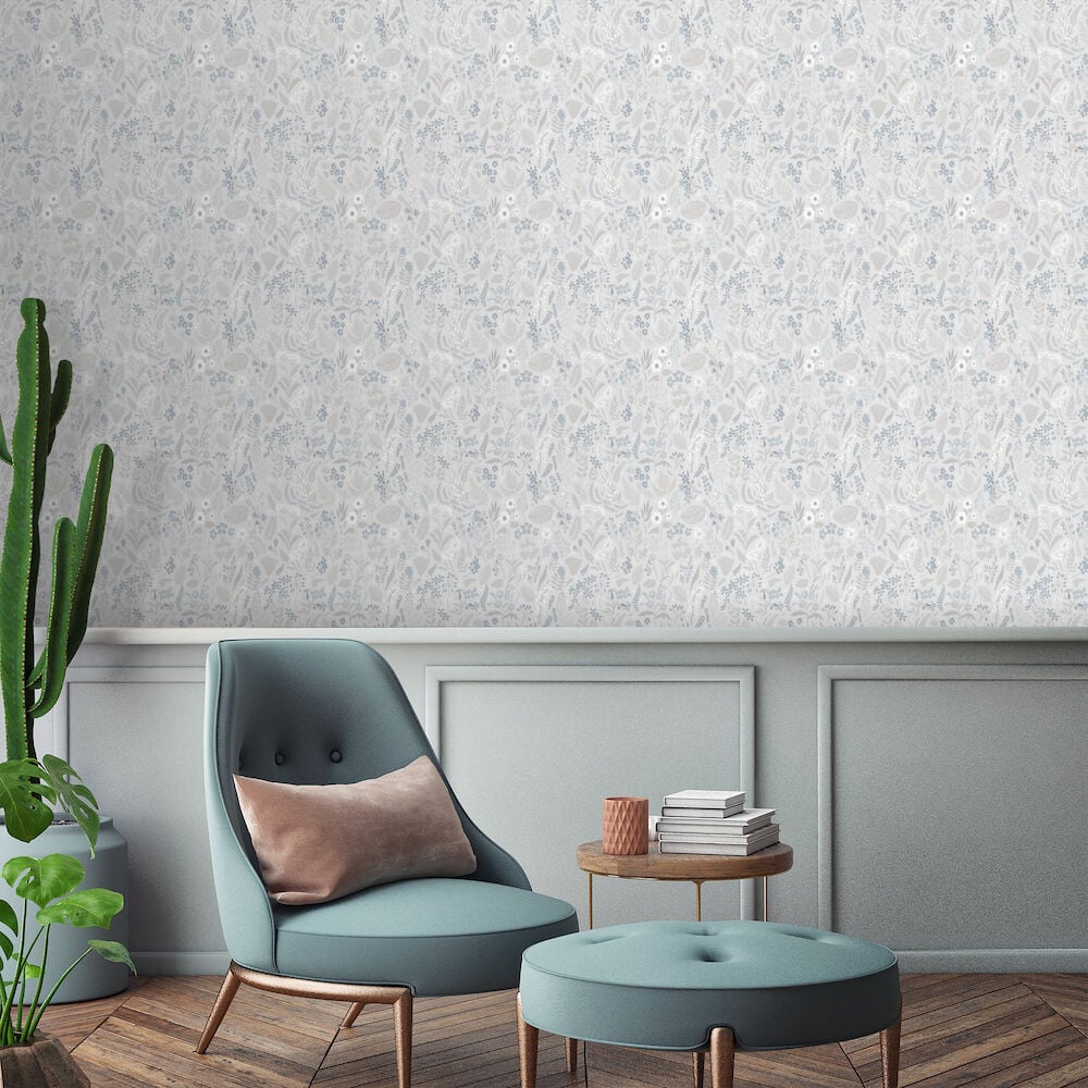 Blommig duvblå tapet i elegant vardagsrumsmiljö.