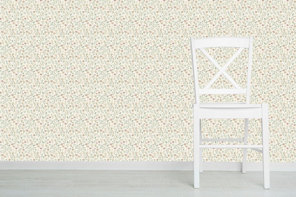 Vit stol framför blommig tapet med struktur.
