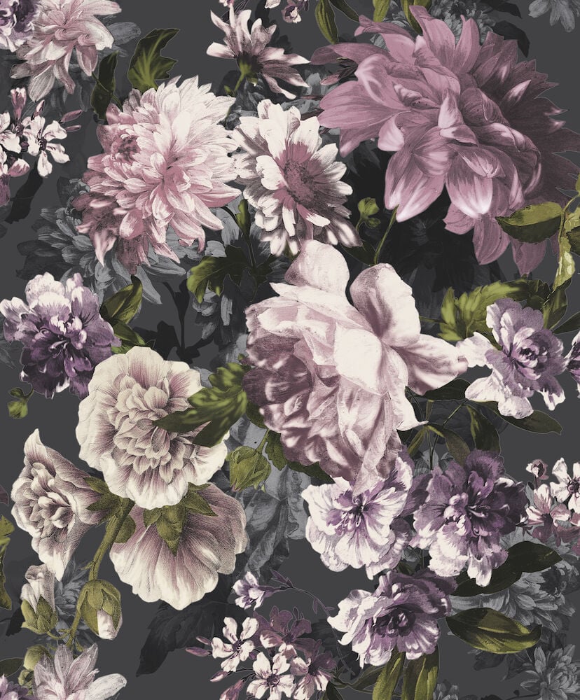 Svart och rosa blommönster på tapet.