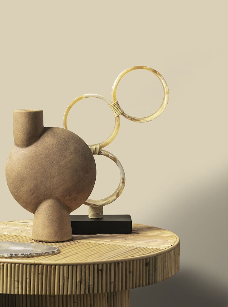 Beige matt tapet med dekoration på rund bordsyta.