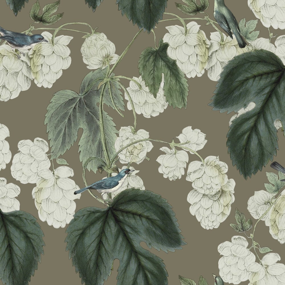 Tapet med små fåglar och vita blommor.