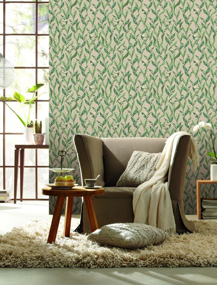 Tapetti kielokukkakuviolla vaaleanruskeassa huoneessa.