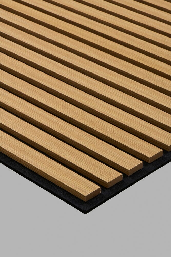 Ljusbrun akustikpanel med ekfärgade trälameller.