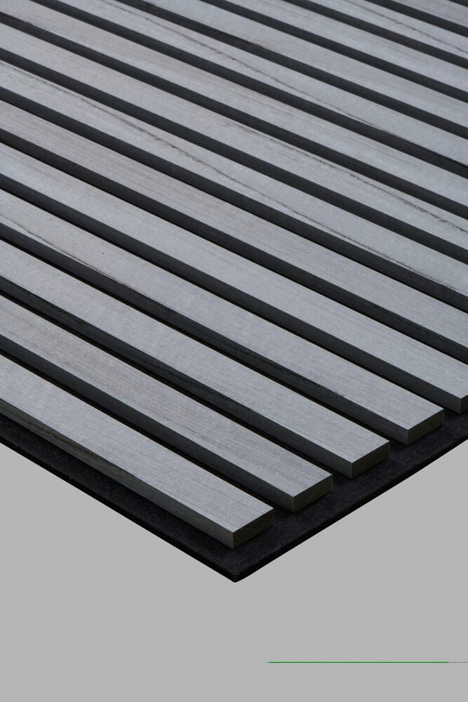 Ljudabsorberande askgrå akustikpanel med svarta skåror.