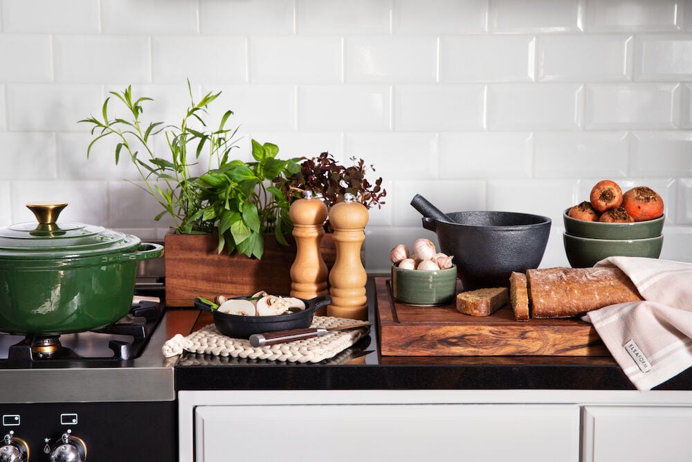 Rektangulär skärbräda av akacia med bröd och svamp.