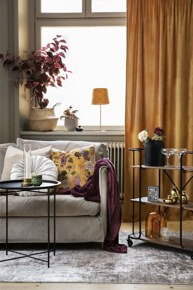 Künstliche Dahlienblume in gemischten Farben in Vase.