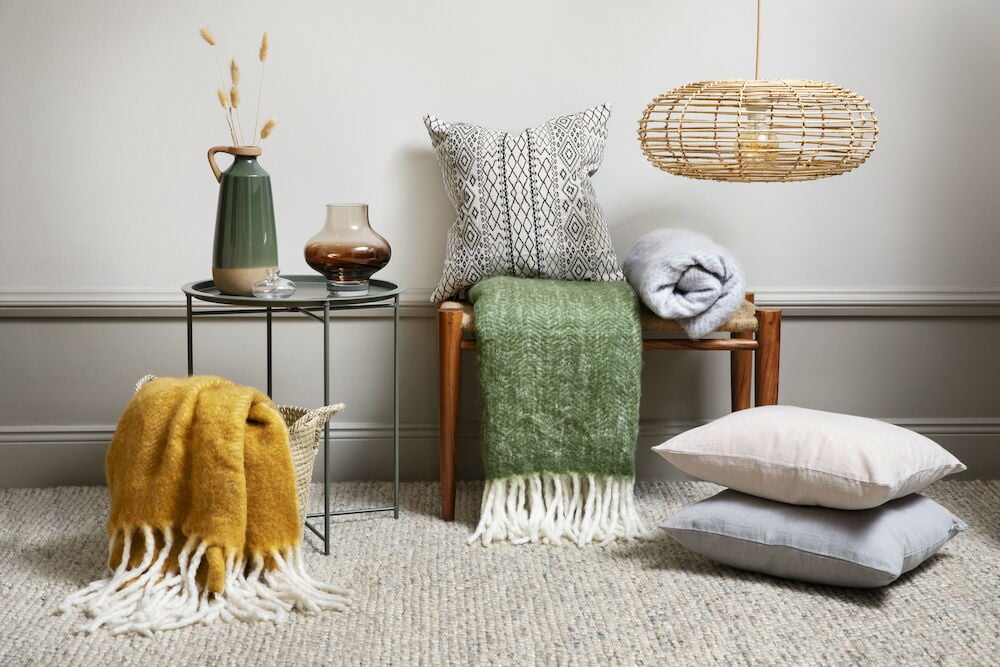 Kevyt käsinkudottu matto, jossa on pehmeä tekstuuri lattialla.