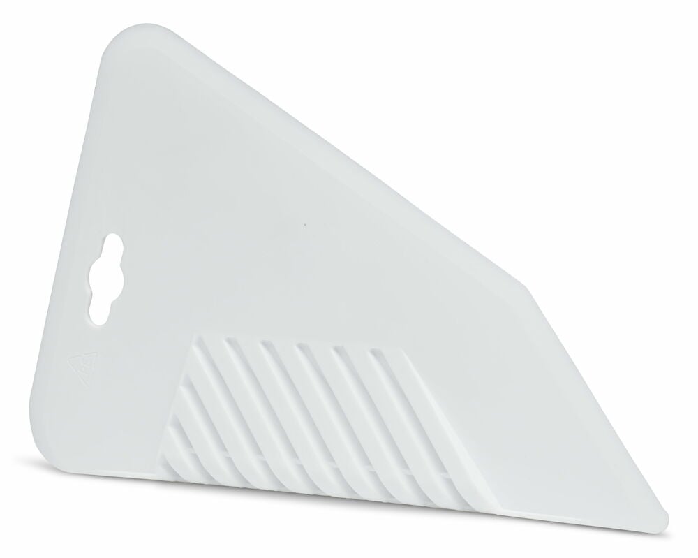 Vit tapetslätare i plast med diagonala räfflor.