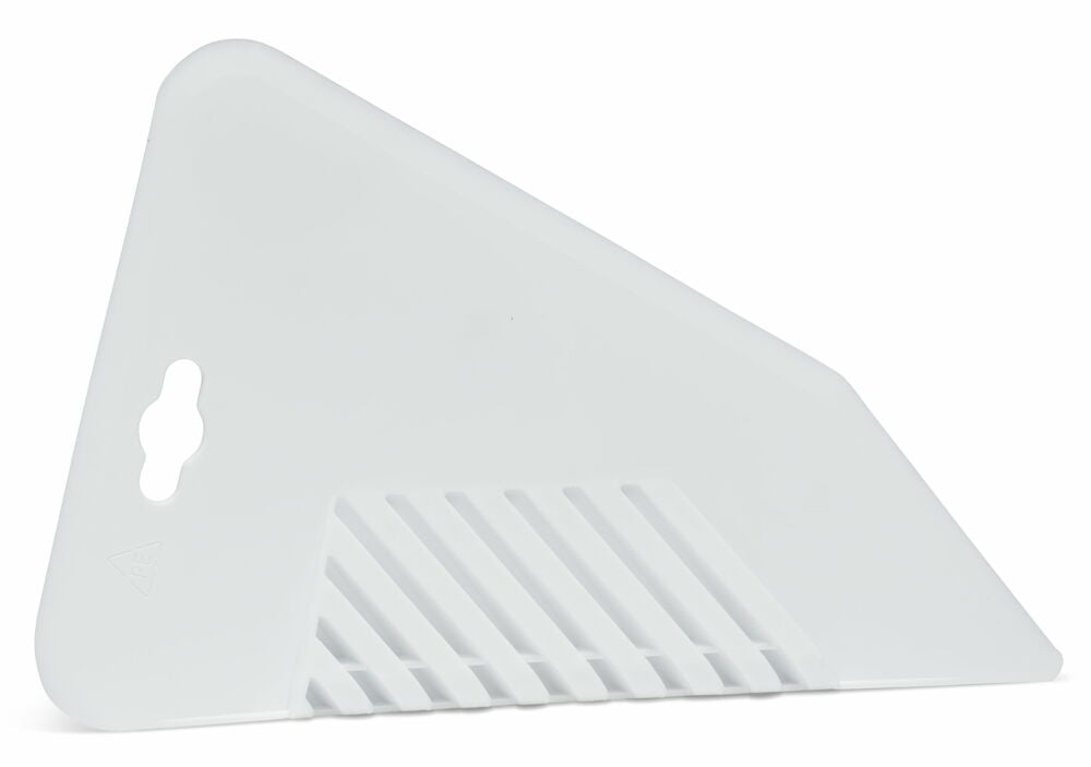 Vit tapetslätare i plast med räfflat grepp.