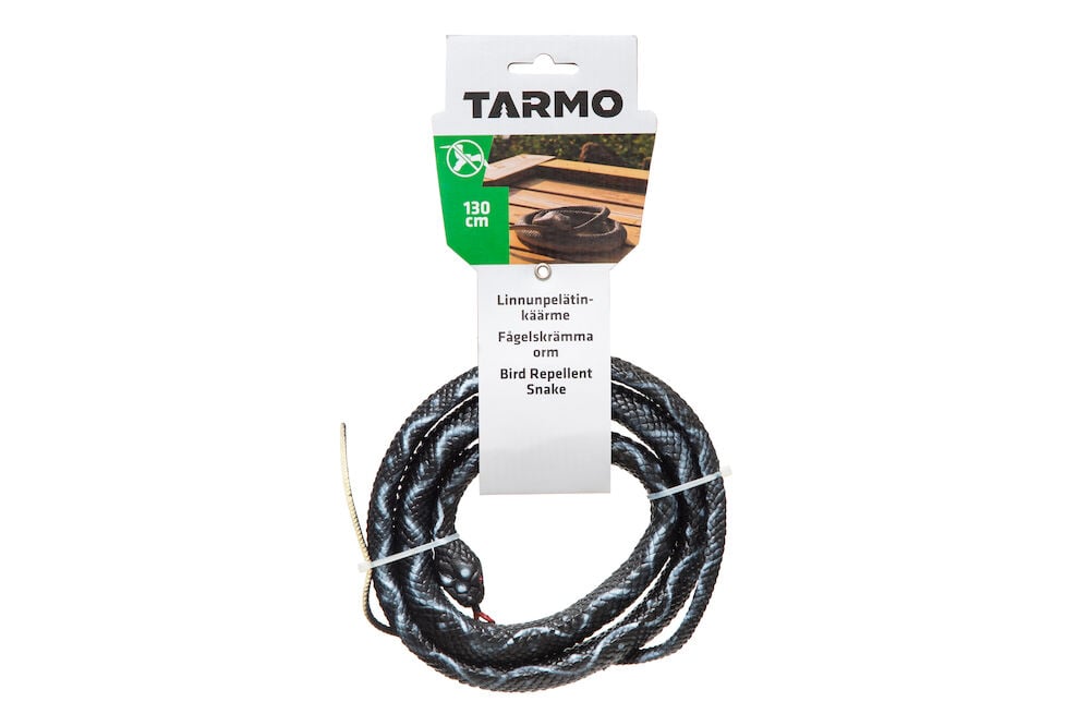 Musta muovi käärme lintupelättinä pakkauksessa.