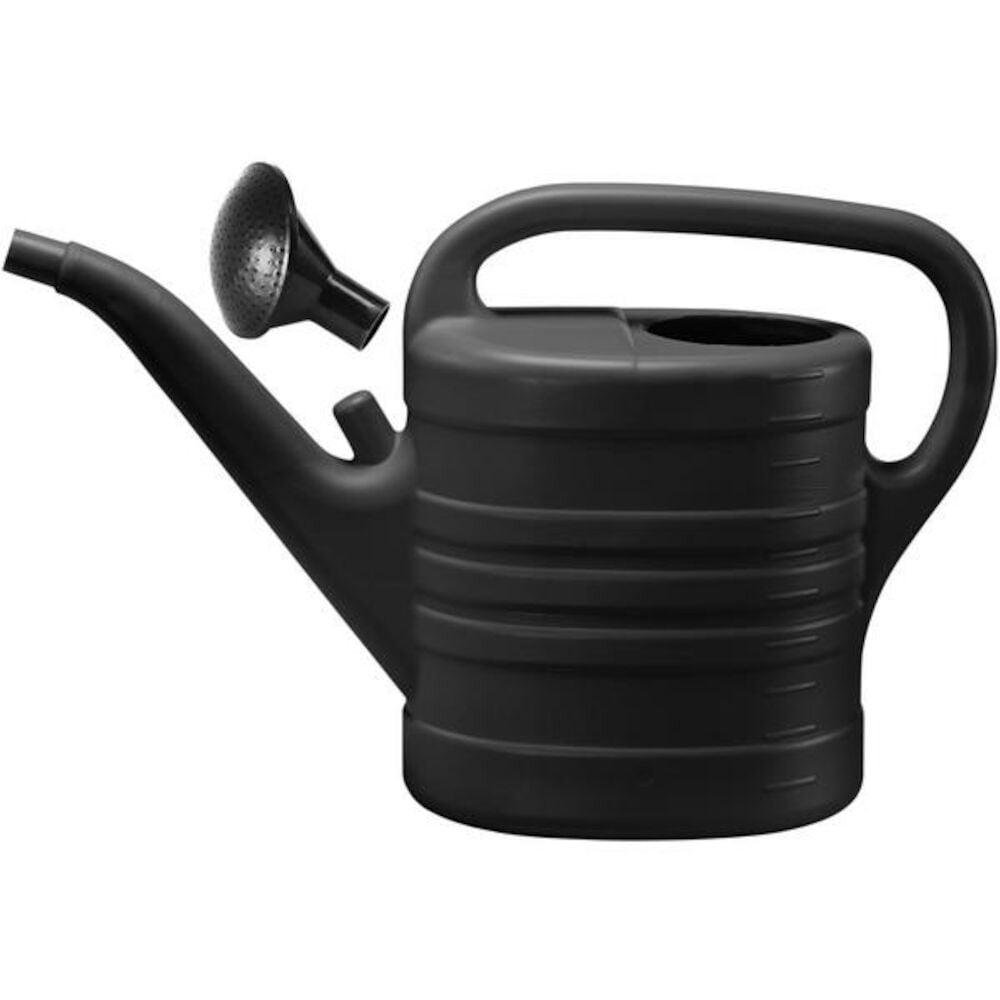Musta muovinen kastelukannu, jossa on suuri kahva.