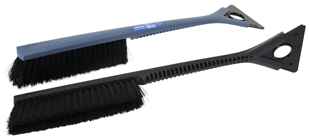 Två snöborstar med isskrapa i olika färger.