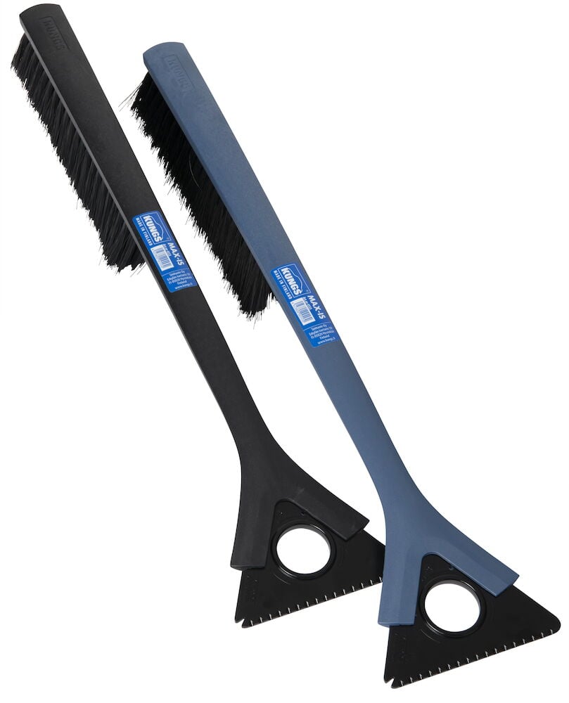 Två snöborstar med isskrapa i olika färger.