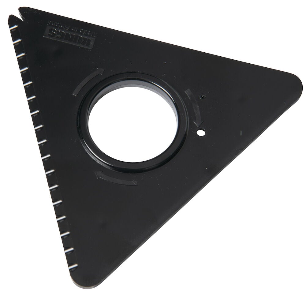 Svart trekantig isskrapa i plast med runda kanter.