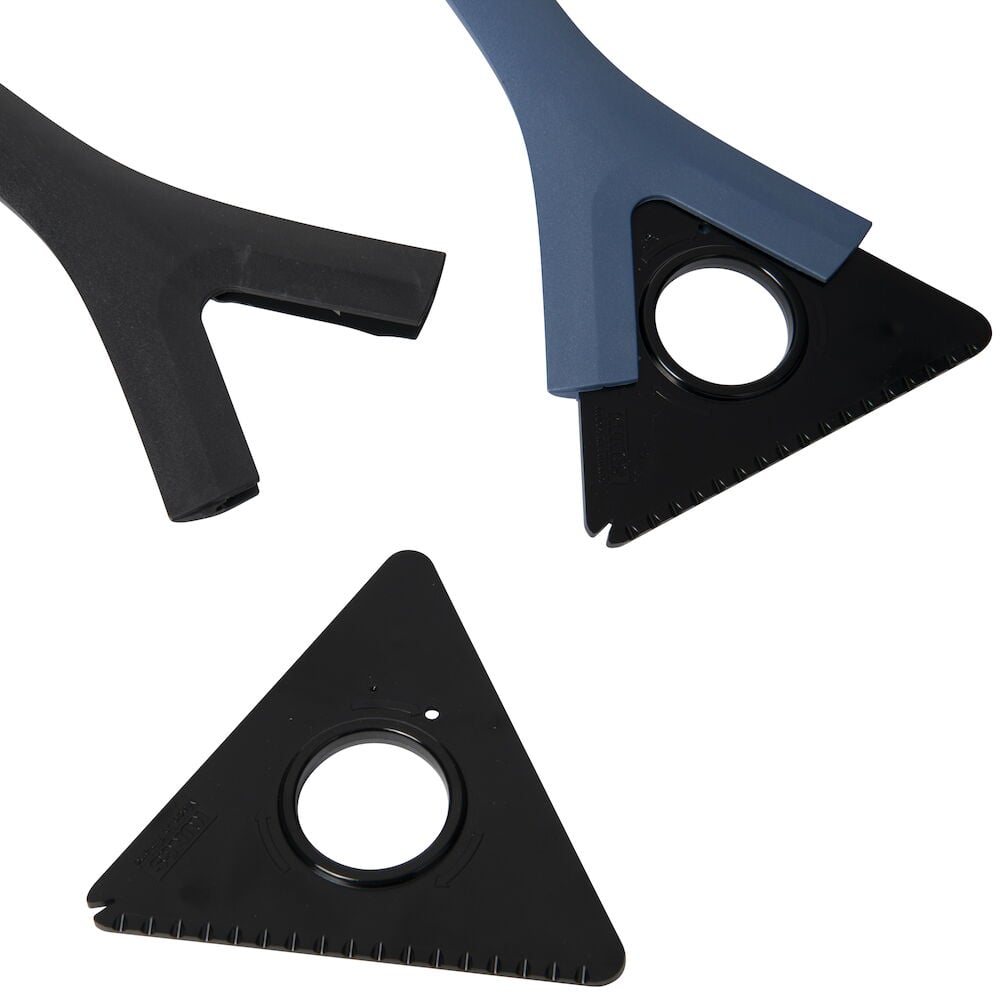 Blå isskrapa i plast med extra svart skrapblad.