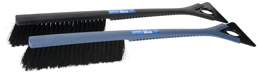 Två snöborstar med isskrapa och svarta borst.