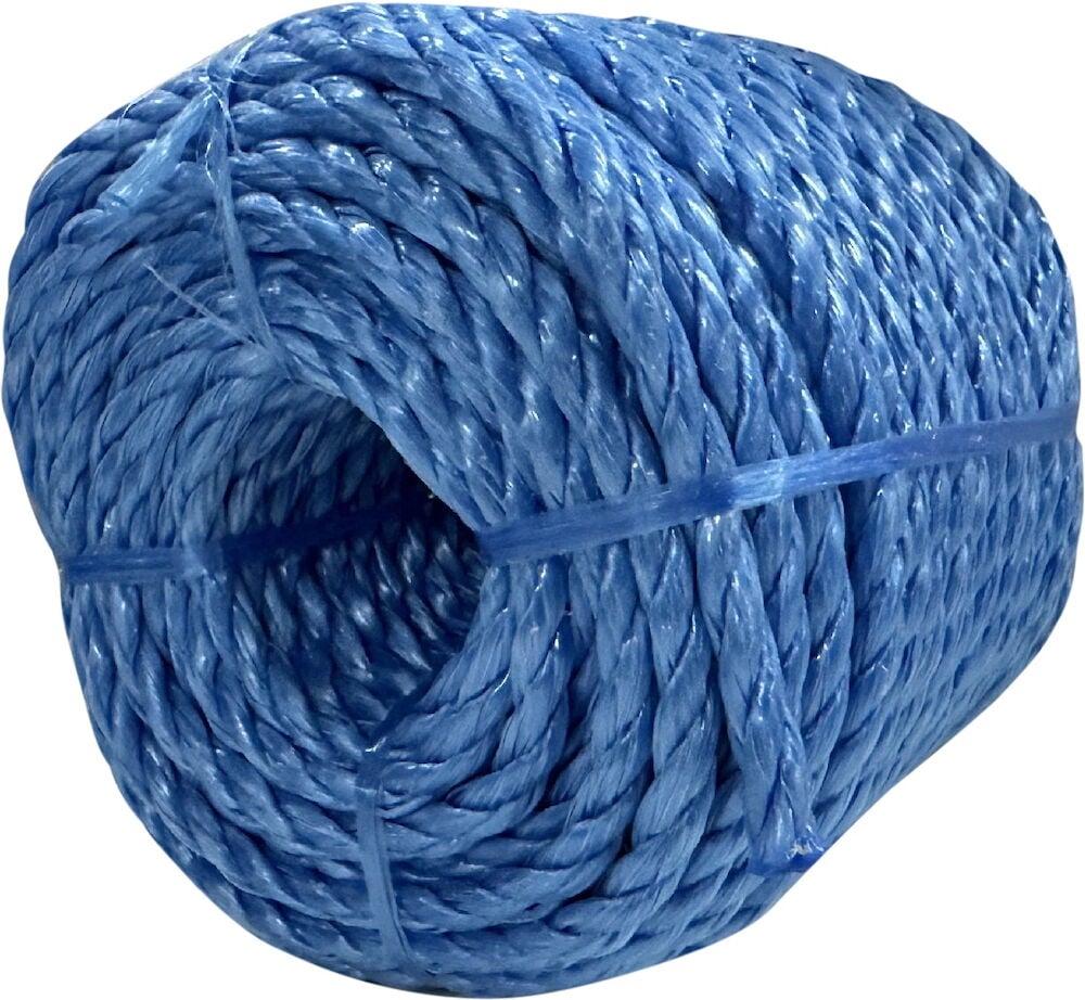 Ein blaues dreischlägiges Polypropylen-Seil, das zu einer Kugelform gerollt ist.
