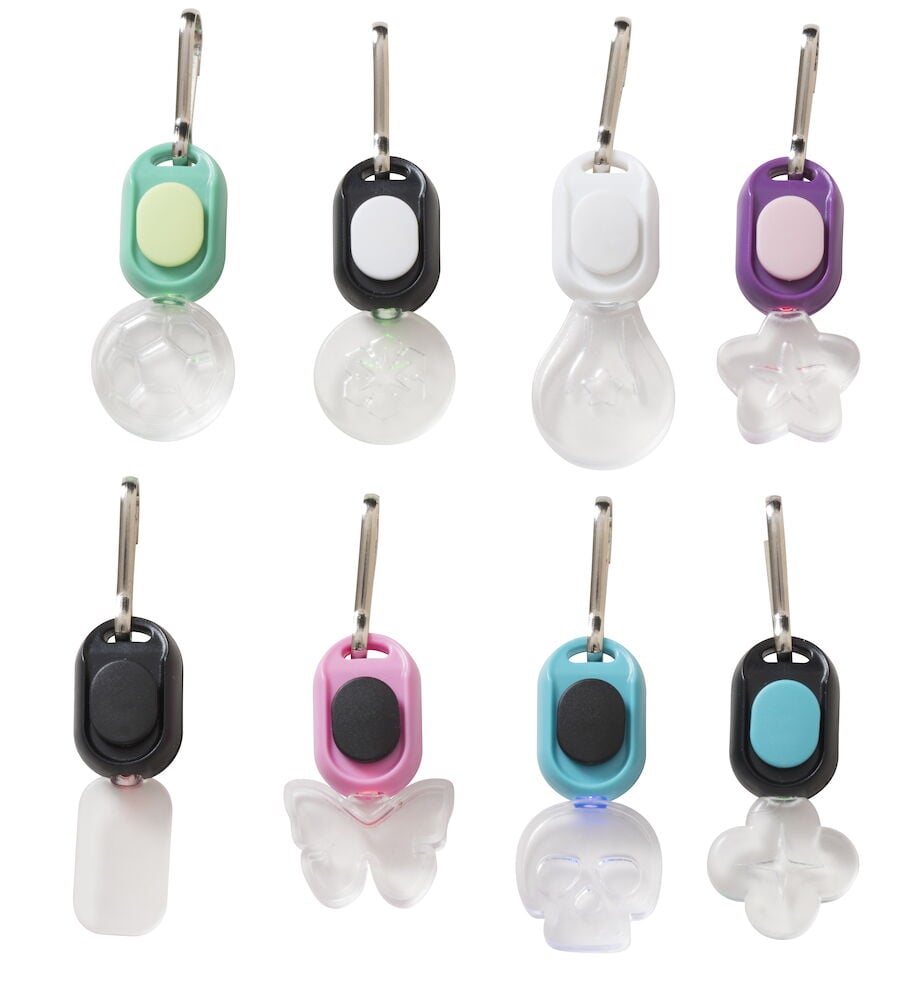 Kirkkaanvärisiä pieniä puristuslamppuja eri muodoissa ja karabiinihaka.