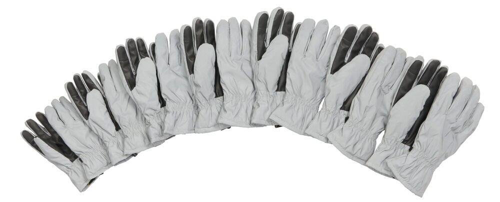 Useita pareja heijastinhanskoja, joissa musta kämmenosa ja harmaa yläosa.