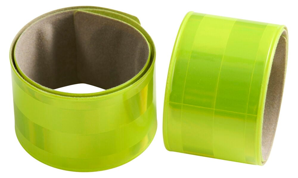 Kaksi keltaista heijastinnauhaa rullattuina pöydällä.