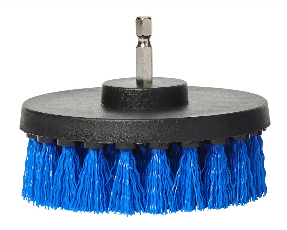 Rund blå nylonborste med svart plast och skaft.