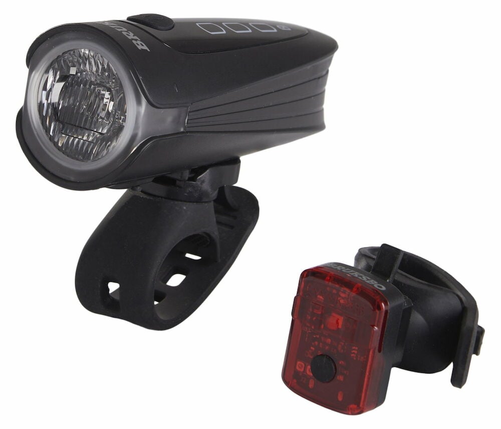 Svart cykellampa och röd baklampa med fästen.