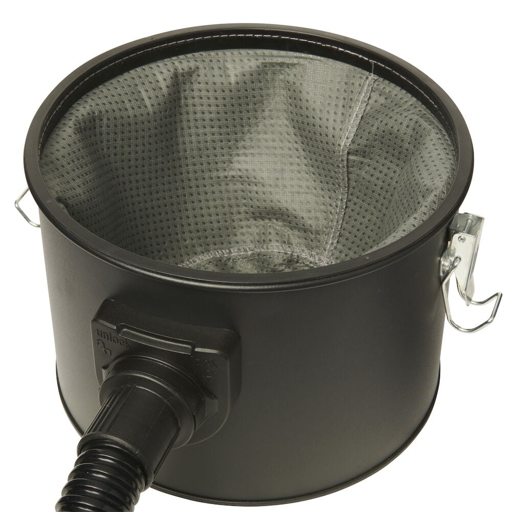 Svart asksugare med inre filterpåse och slanganslutning.