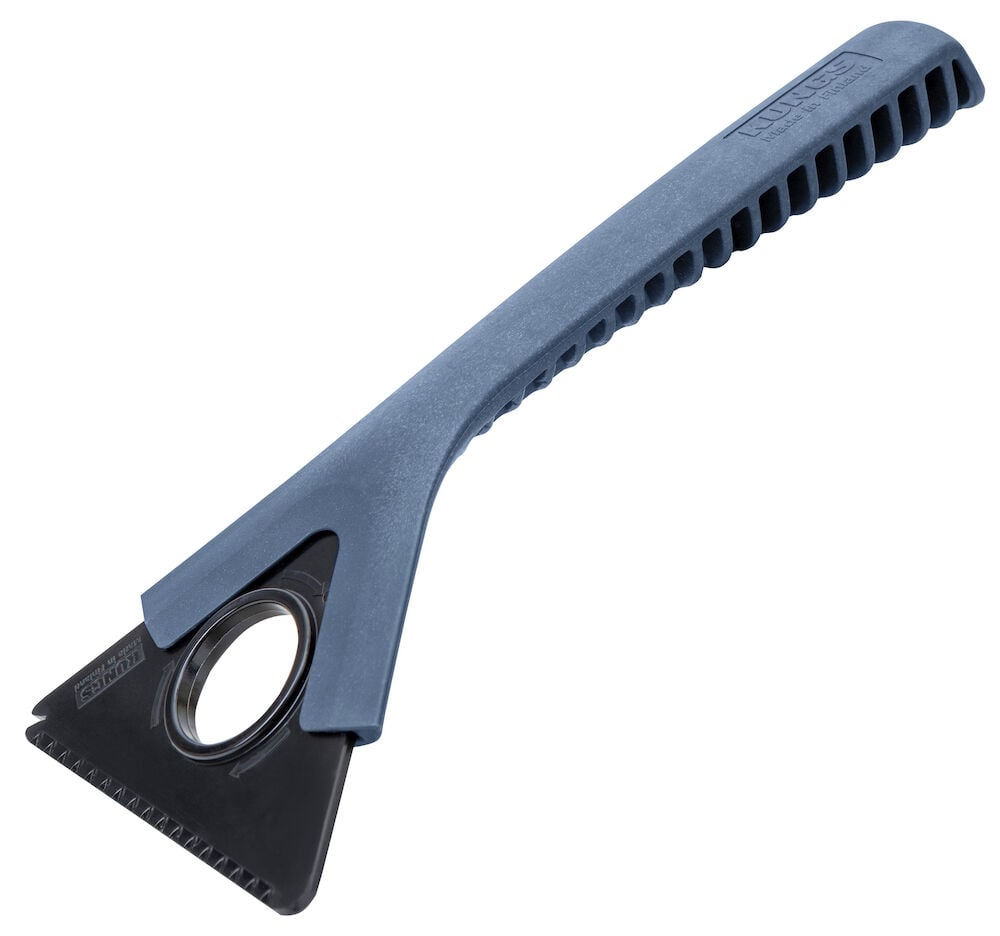 Isskrapa med blått handtag och svart skrapblad.