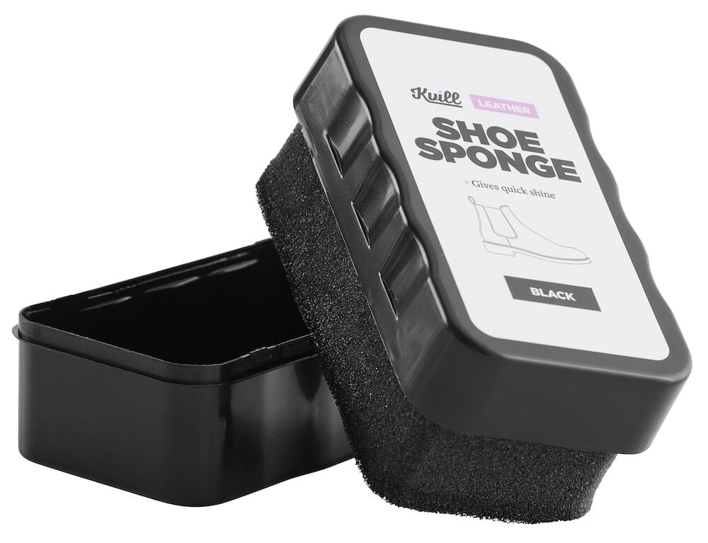 Svart skopusssvamp i åpen plastbeholder.