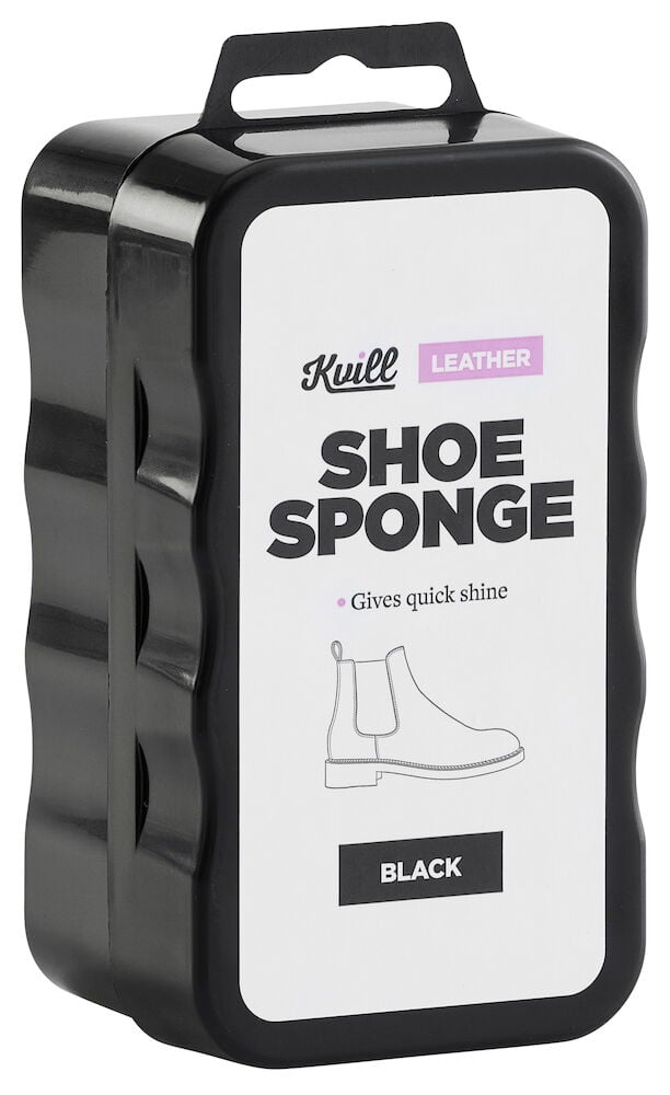 Svart skoputssvamp i plastförpackning med etikett.