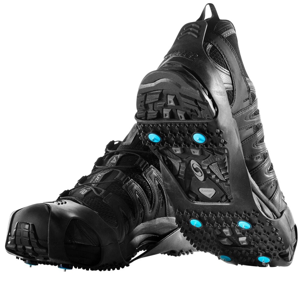 Svart sko med svarte sklihemmere og seks blå pigger.