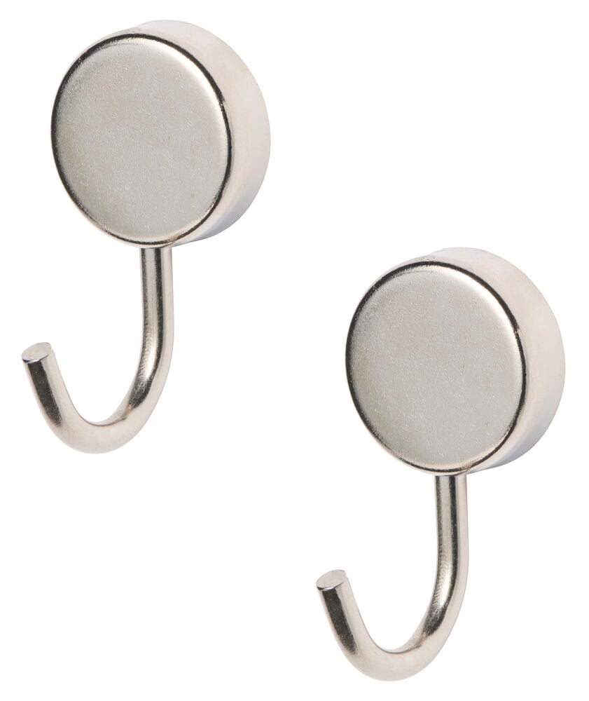 Kaksi hopeanväristä pyöreää metallista magneettikoukkua.