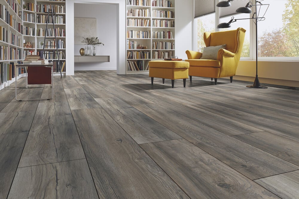 Stort rum med breda laminatgolv i ekdesign.