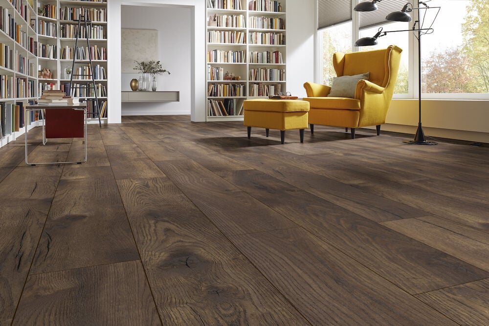 Brett laminatgolv i ekutförande med fasade kanter.