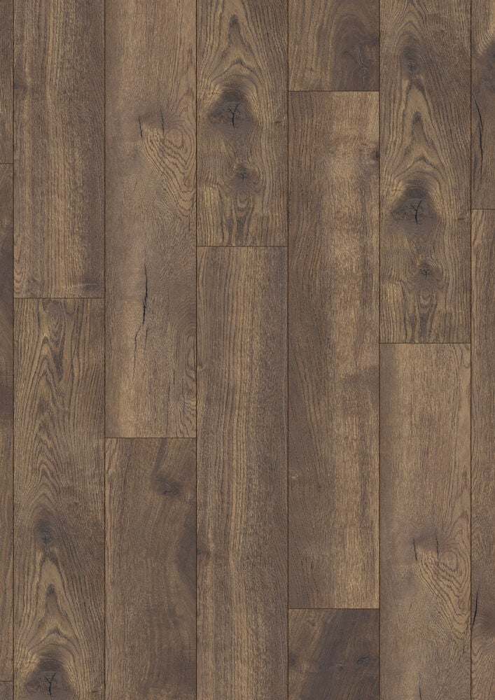 Extra breda laminatgolvplankor i mörk ekträdesign.