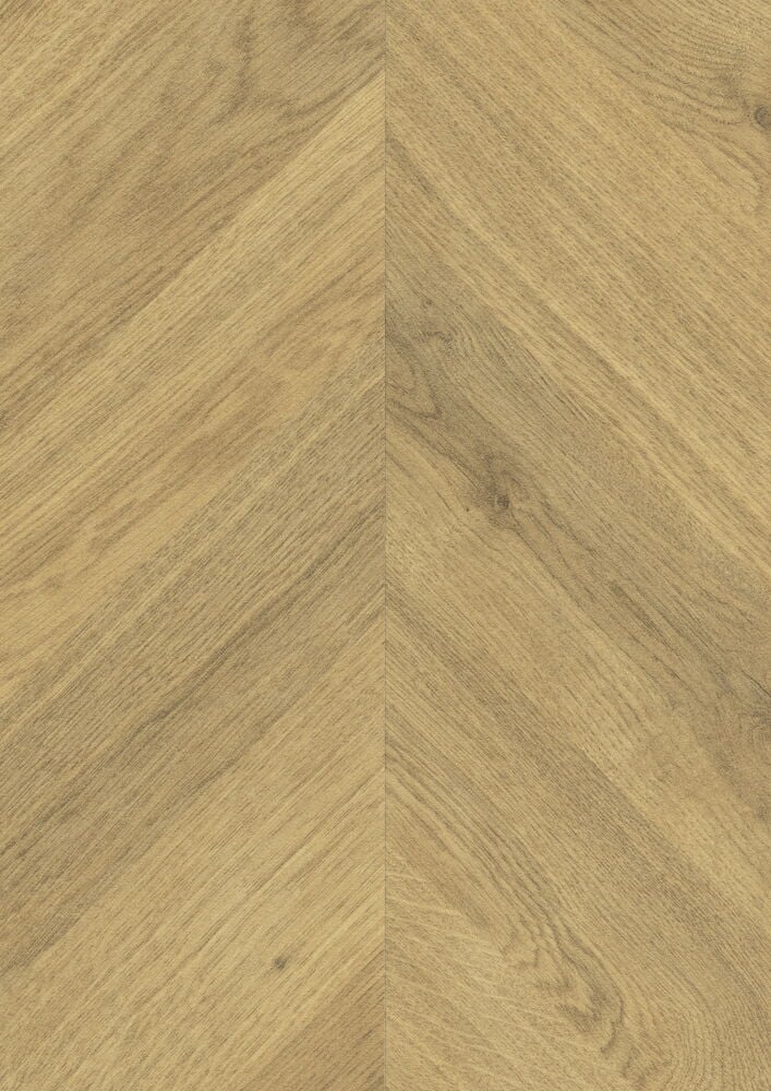 Ljust laminatgolv med fiskbensmönster och trästruktur.