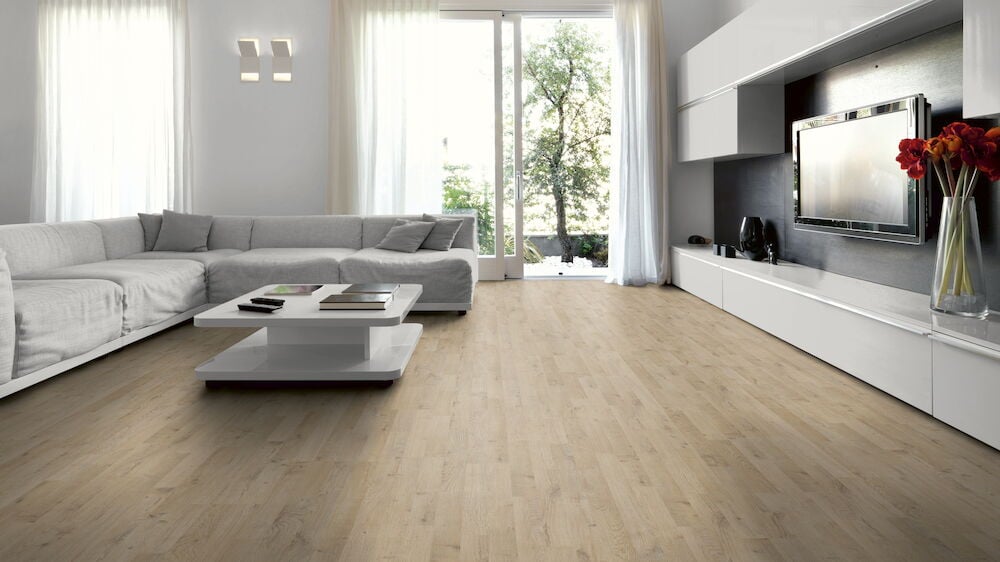 Ljust laminatgolv i vardagsrum med modern inredning.