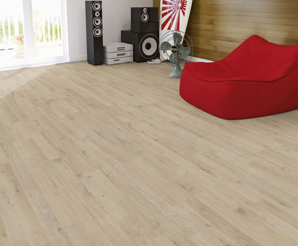 Ljust laminatgolv med ekutseende i modernt vardagsrum.