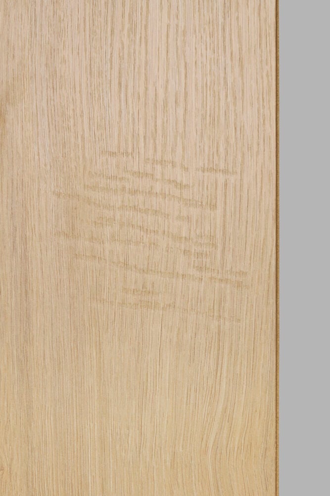 Heller Laminatboden mit rustikaler Eichenstruktur und dezenter Oberfläche.