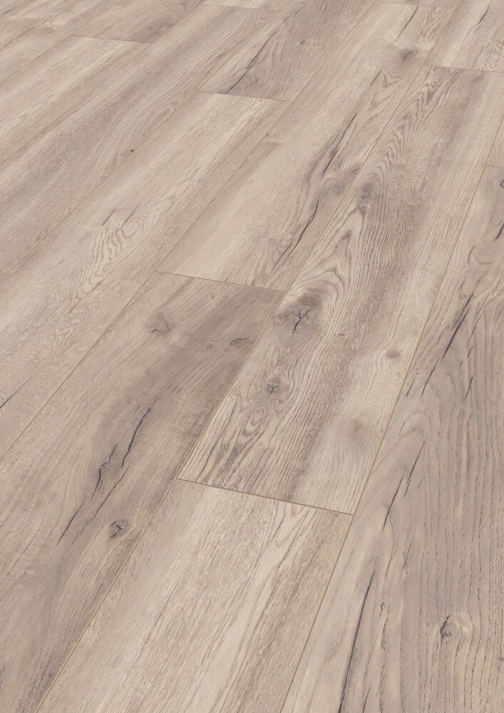 Vaalea laminaattilattia tammen rakenteella ja viistetyt reunat.