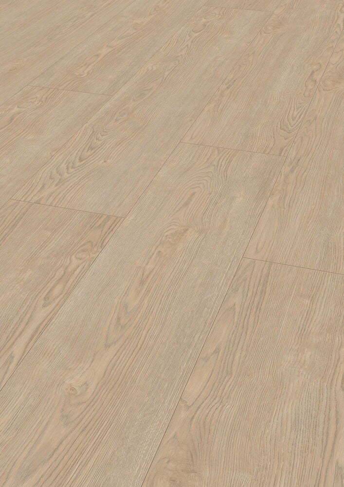 Lyst laminatgulv med brede eikeplanker og tremønster.