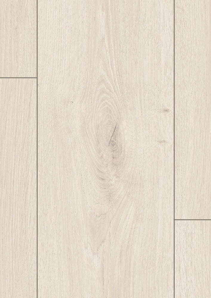 Ljus ek laminatgolv med naturlig trästruktur.