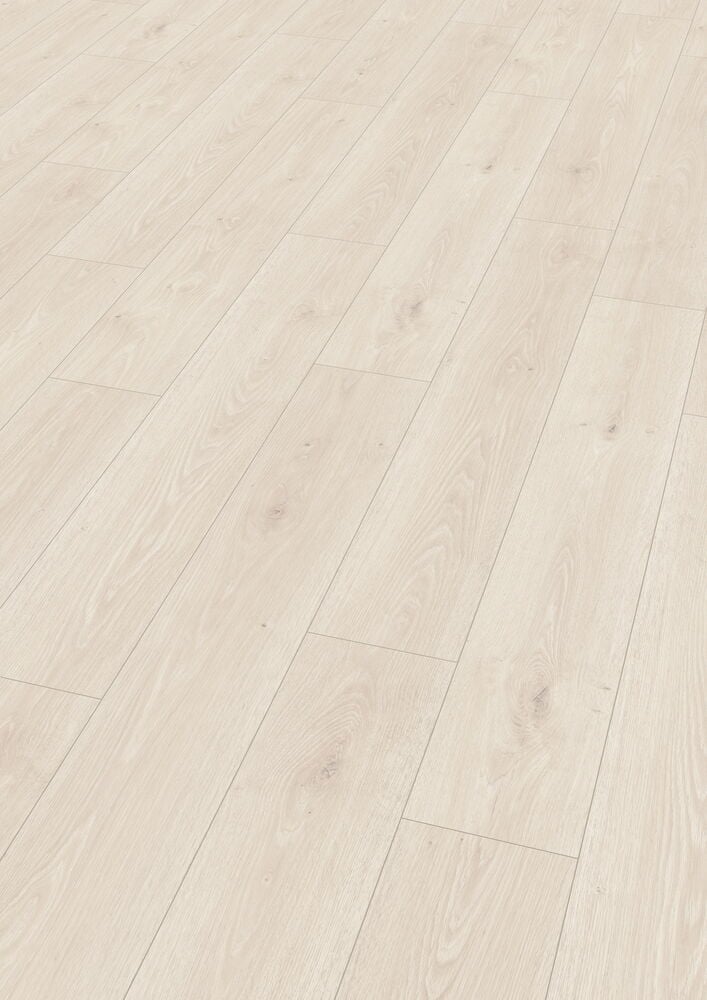 Lyst laminatgulv med trestruktur i eikeimitasjon.